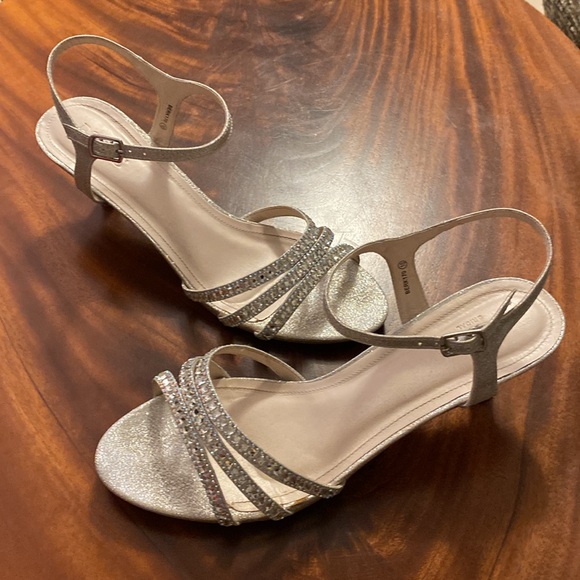 Perfect holiday/prom shoes, size 10, silver glitter/bejeweled, worn once. - Picture 6 of 9